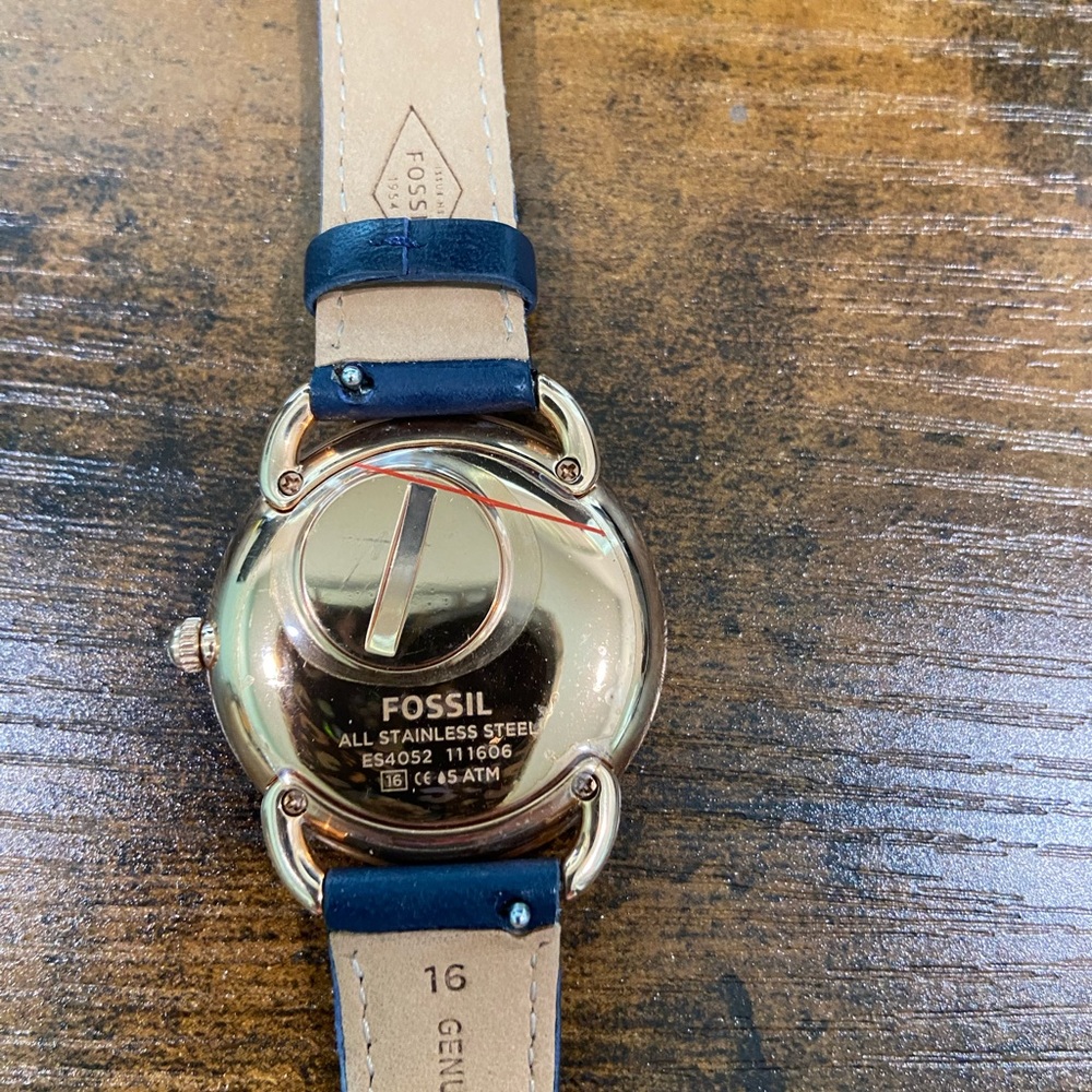 Women's Fossil Watch - Picture 3 of 3